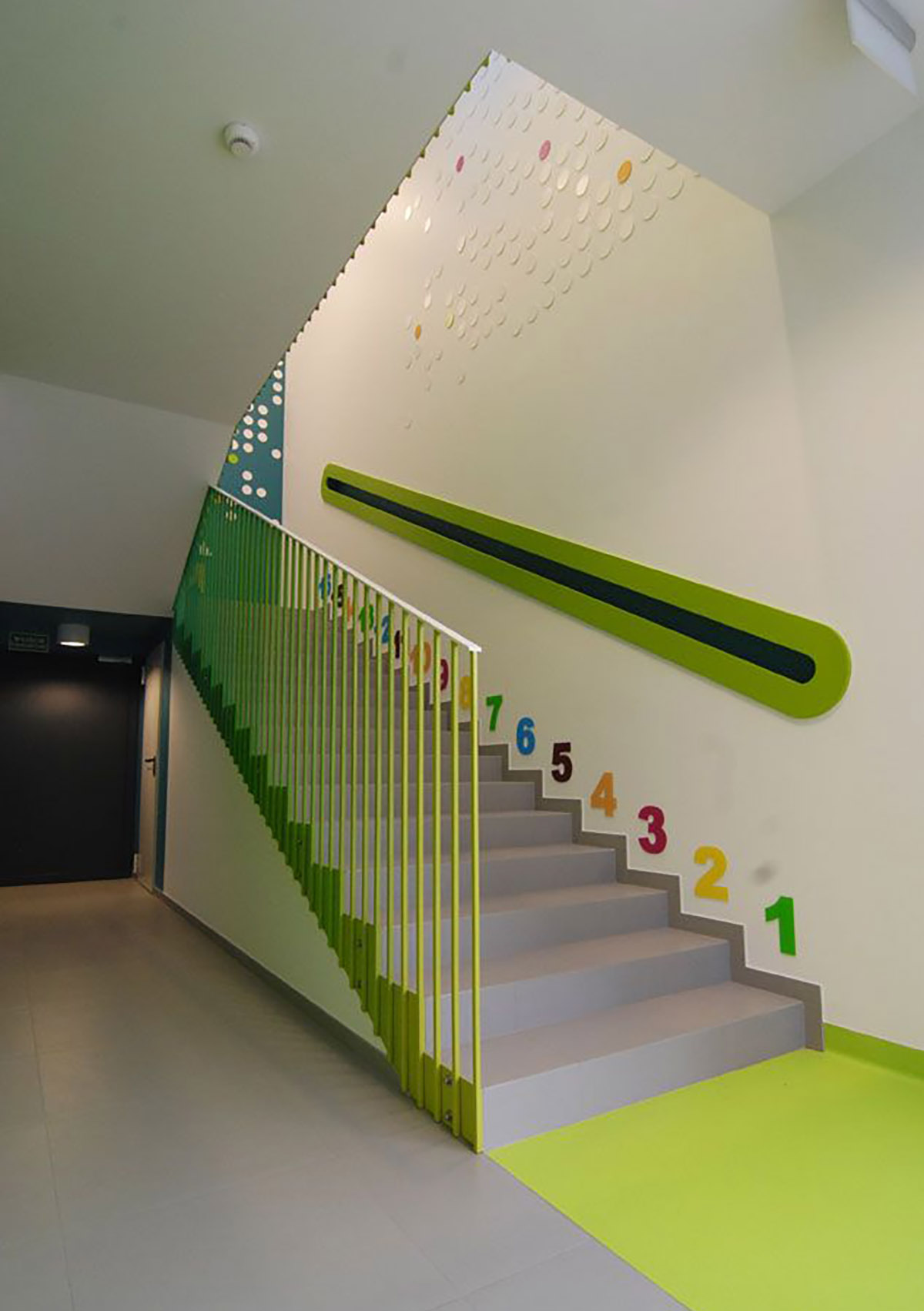 Trang trí mầm non cầu thang